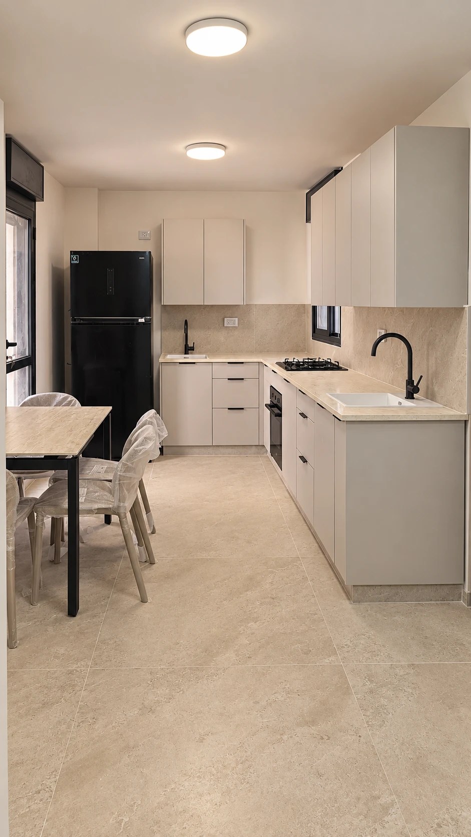 מטבח בהיר ביחידת דיור עם פינת אוכל